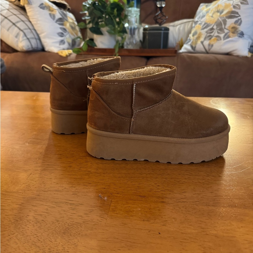 Glaze Women’s Tan Women's Winter Lined Low Platform Winter Boots Size 5.5